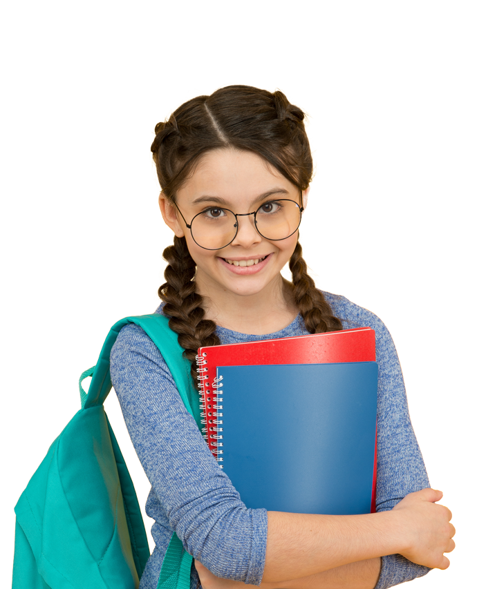 Une petite fille sourit avec un sac à dos et des livres à la main